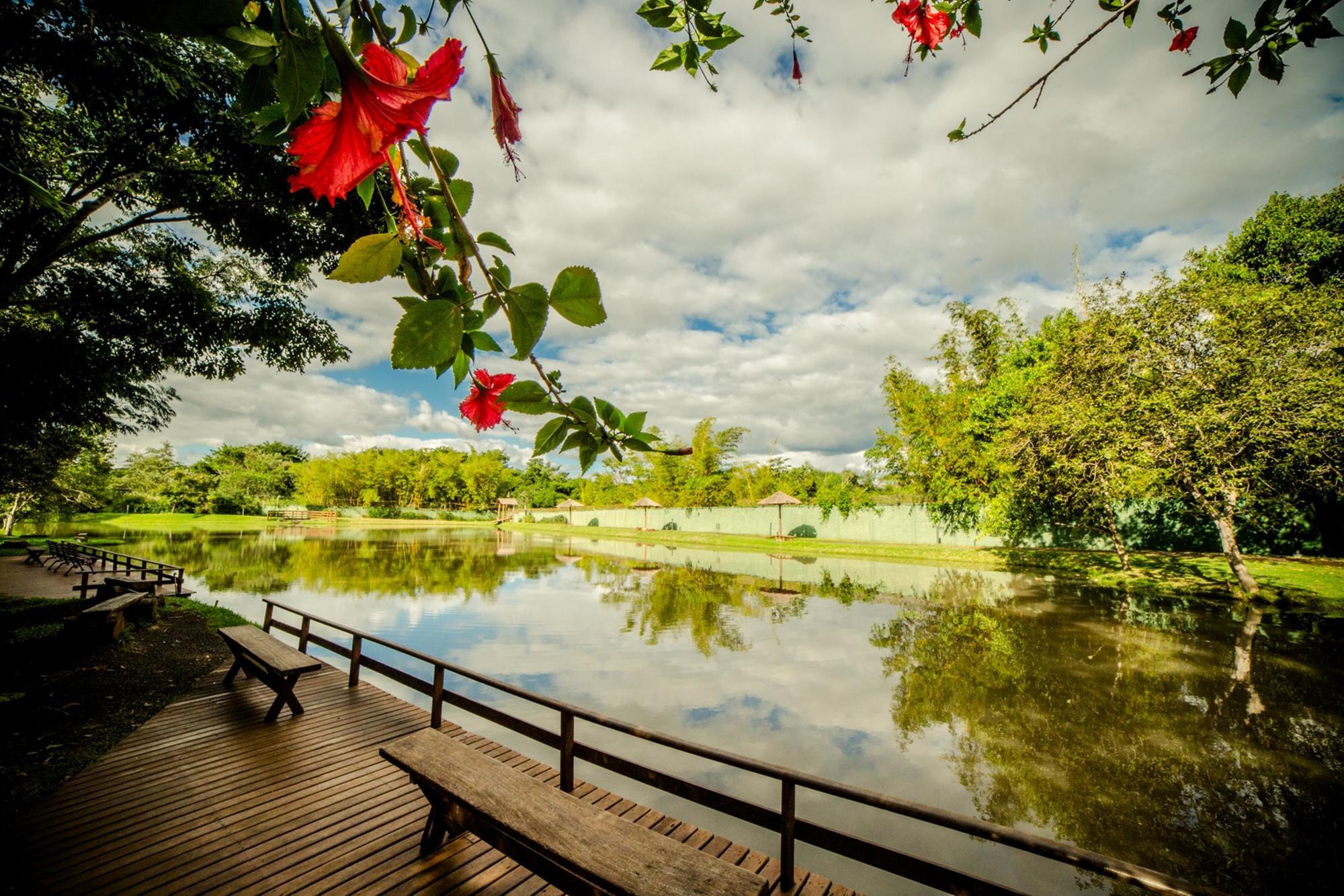 Mabu Thermas Grand Resort Foz do Iguaçu Buitenkant foto View of the lake at the park