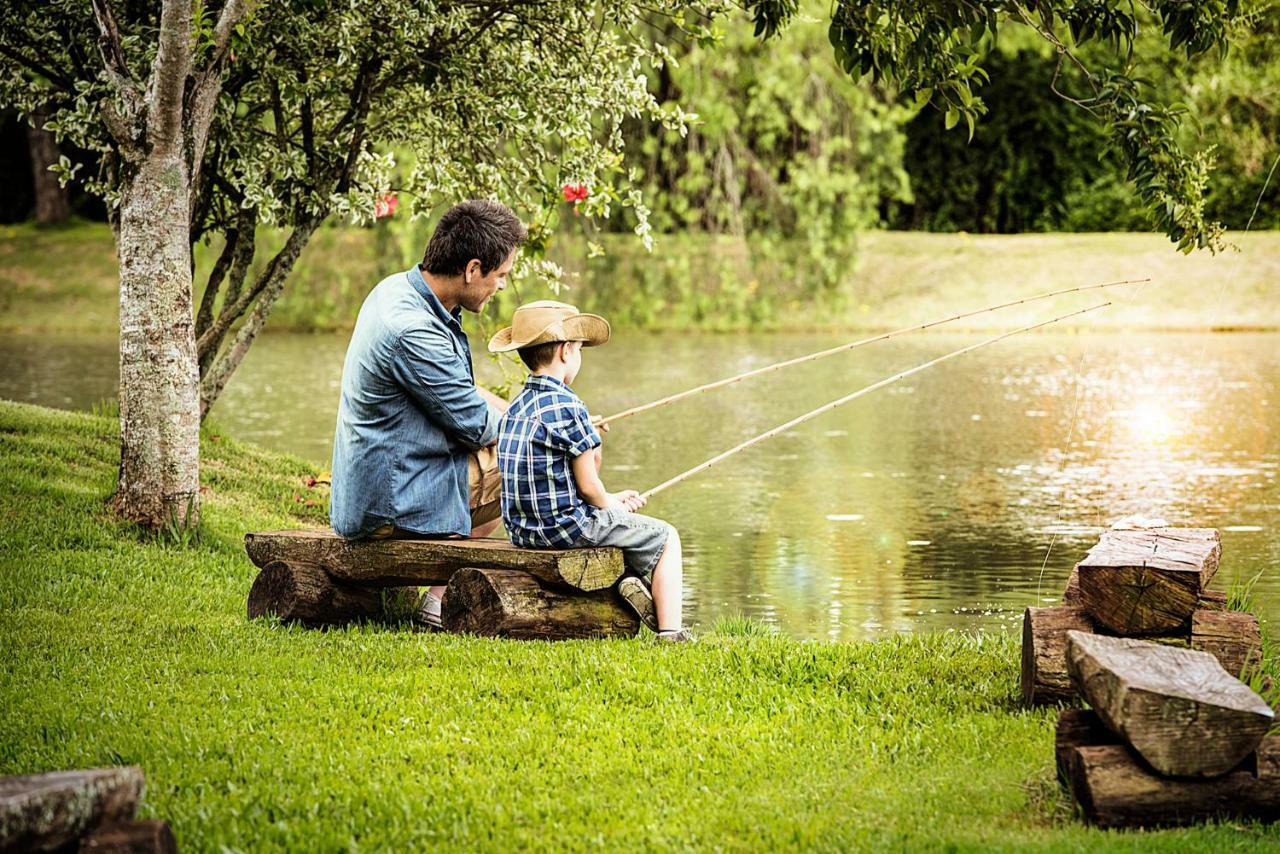 Mabu Thermas Grand Resort Foz do Iguaçu Buitenkant foto A father and son fishing together